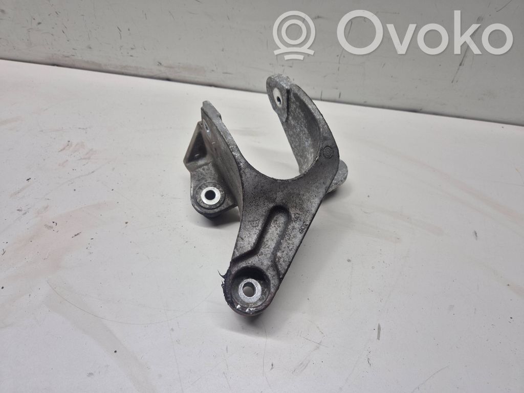 Chrysler Town & Country V Engine mounting bracket 