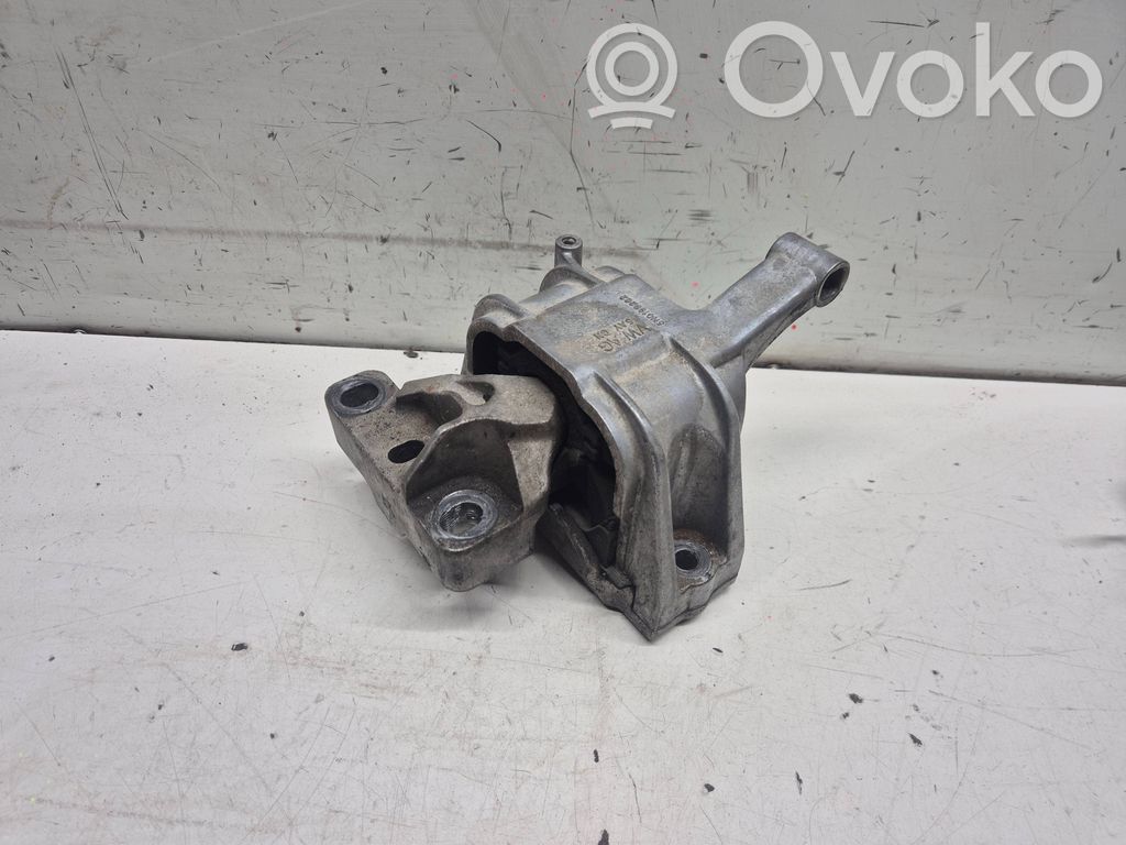 Volkswagen Tiguan Engine mount bracket 
