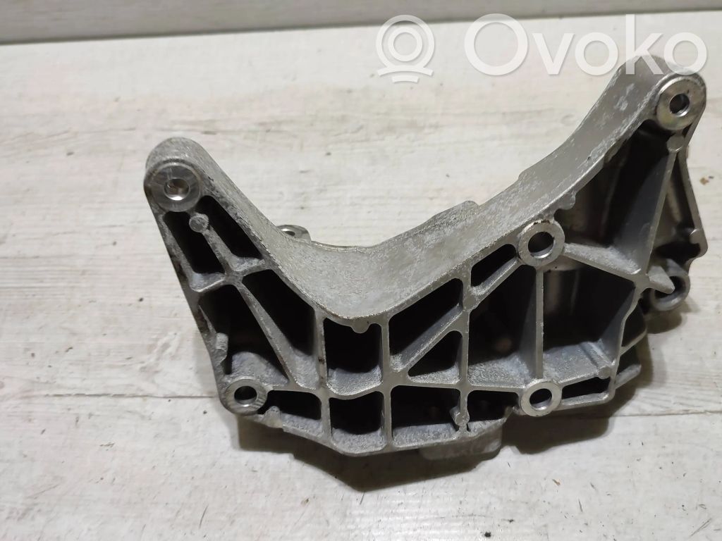 Volvo V40 Generator/alternator bracket 