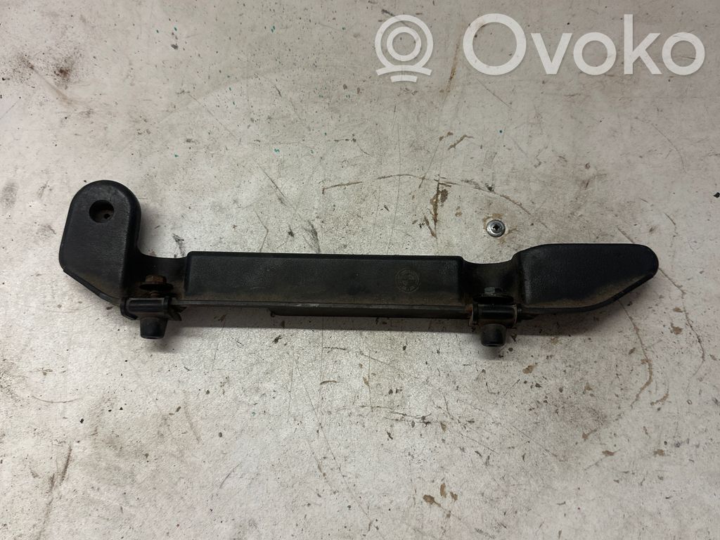 BMW 3 E30 Jäähdyttimen kannatin 
