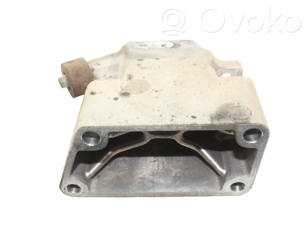 Engine mounting bracket