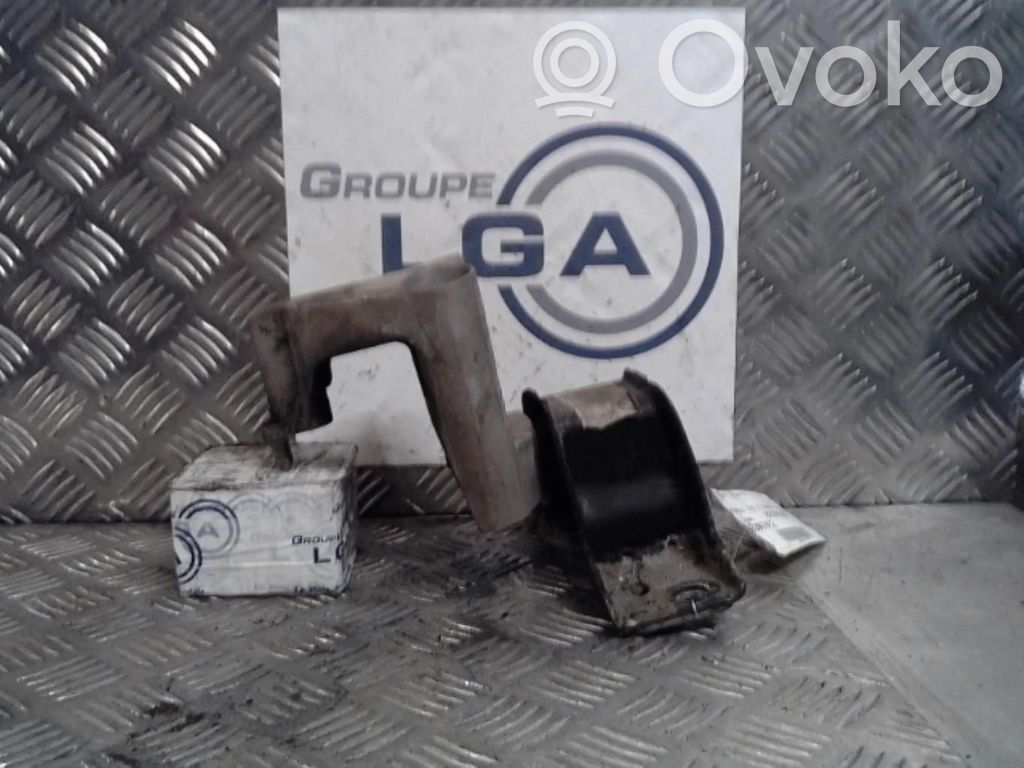 Engine mount bracket   8200136887