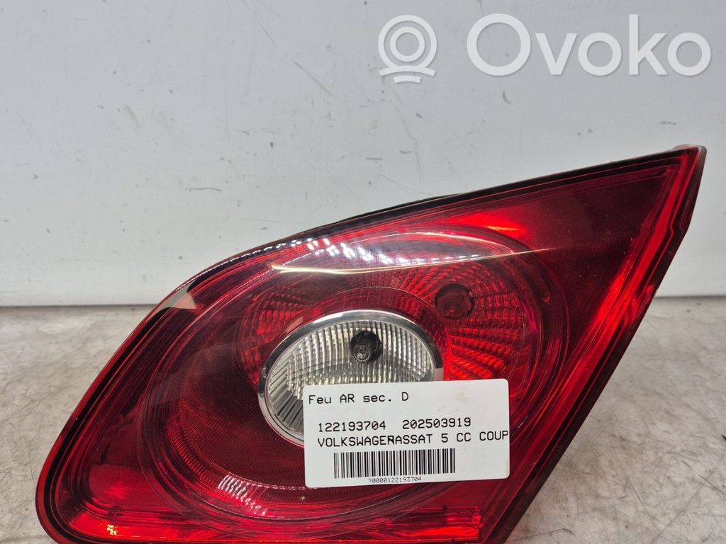 Volkswagen PASSAT CC Lampă spate în capacul portbagajului 