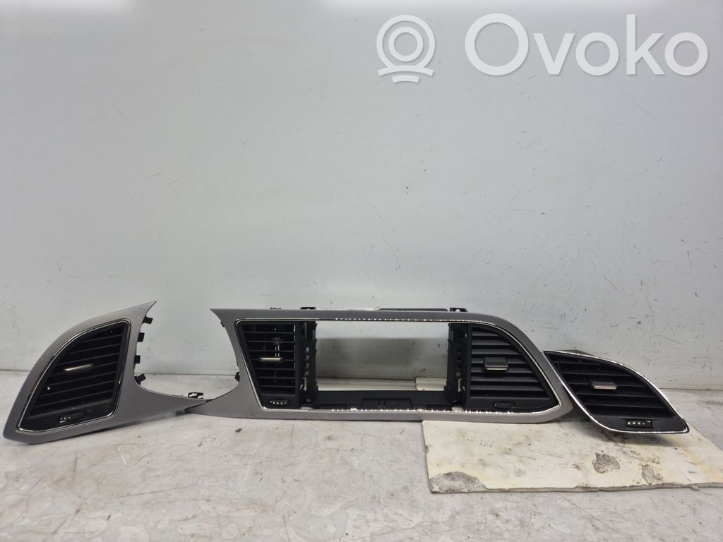 Seat Leon (5F) Dysze / Kratki środkowego nawiewu deski rozdzielczej 