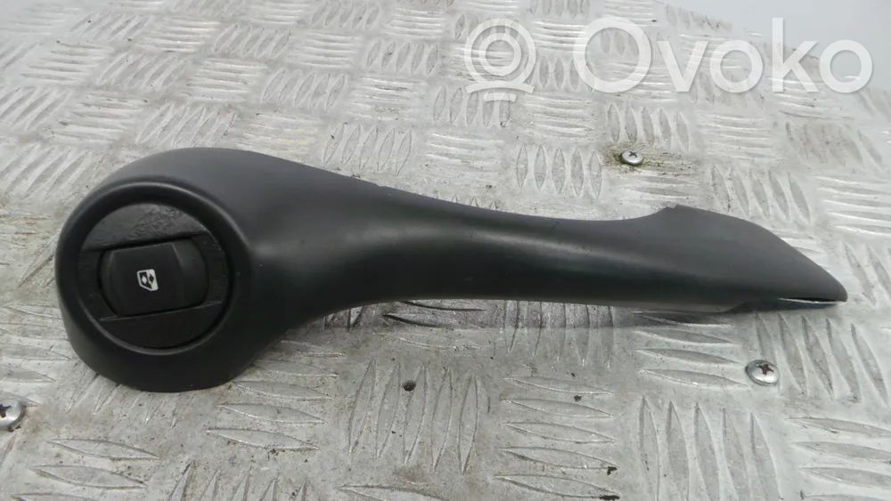 Renault Clio III Moldura del interruptor de la ventana de la puerta delantera 