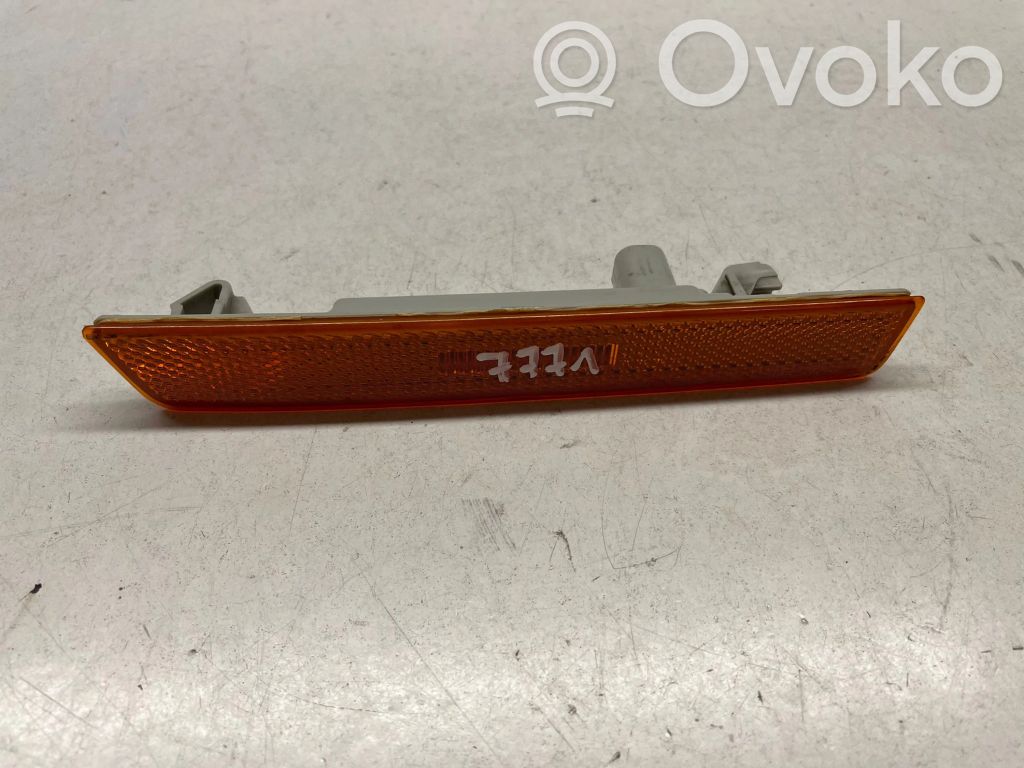 Dodge Challenger Front reflector 