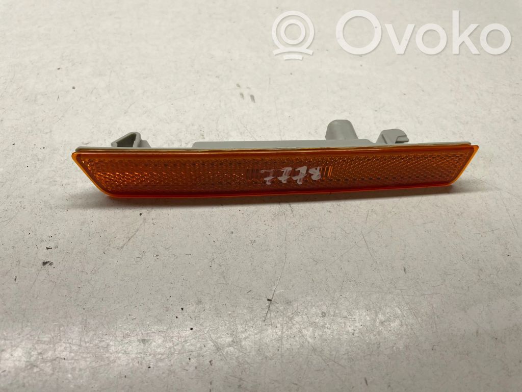 Dodge Challenger Front reflector 