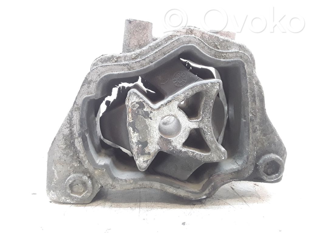 Volvo XC70 Engine mount bracket 