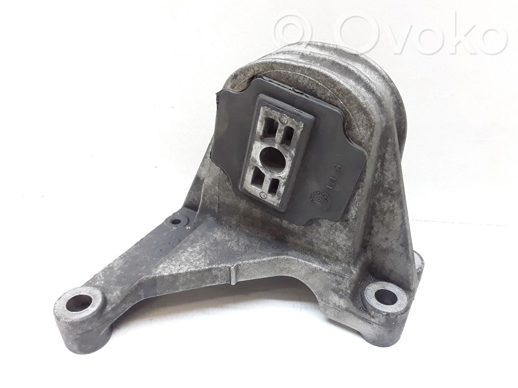 Volvo XC90 Engine mount bracket 