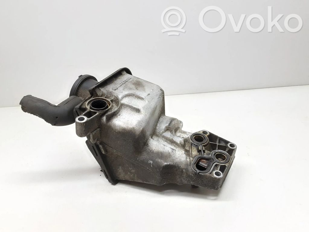 Volvo V70 Oil filter mounting bracket 