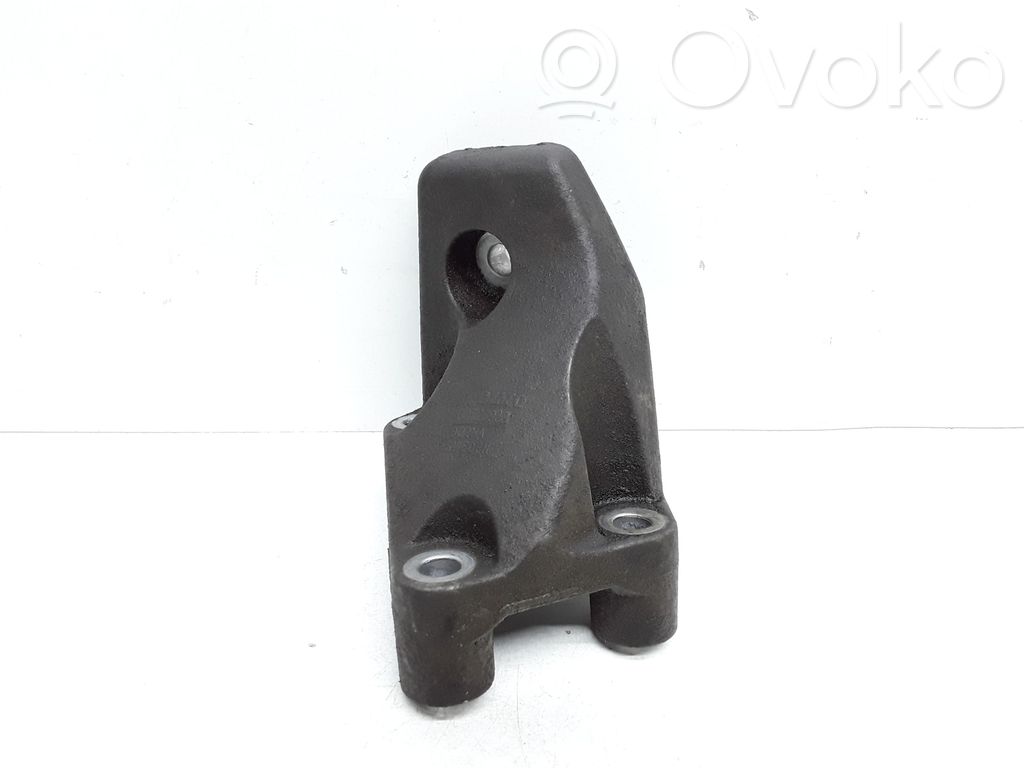 Volvo XC90 Engine mounting bracket 