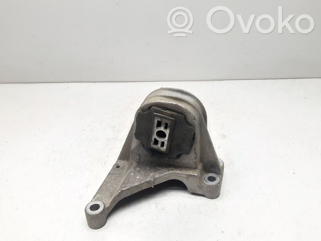 Volvo XC90 Engine mount bracket 