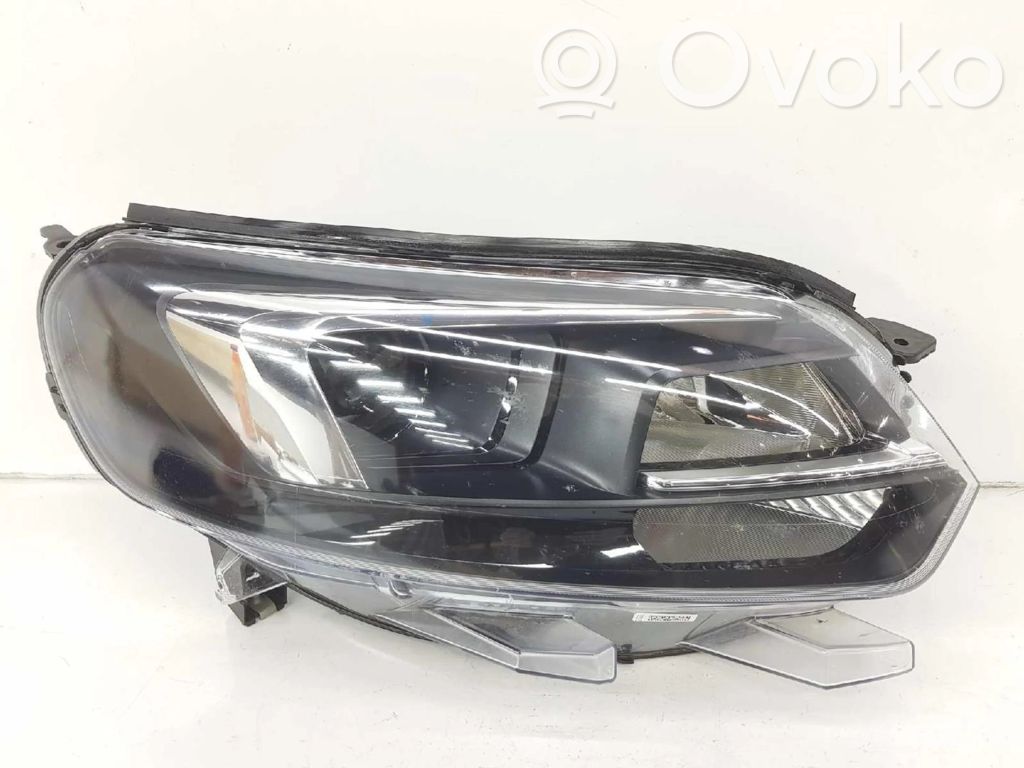Opel Zafira C Lampa przednia 