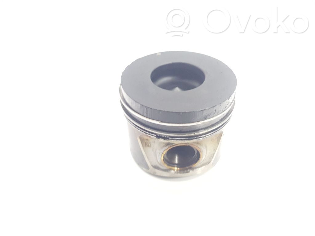 Volkswagen PASSAT B6 Piston