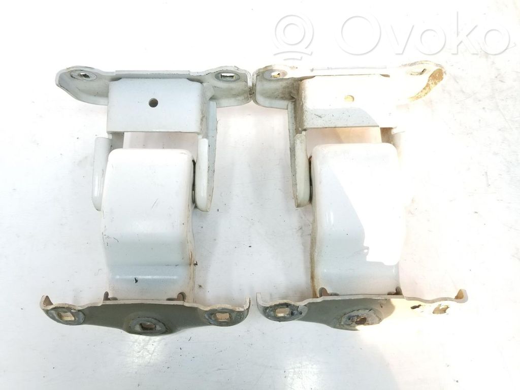 Nissan Primastar Eņģes (-es) aizmugurē 