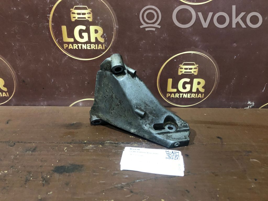 Volvo V70 Engine mounting bracket 