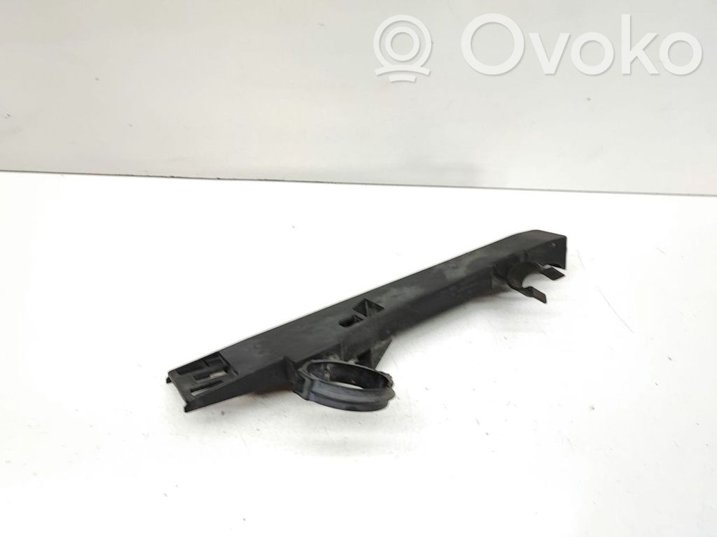 BMW 5 E60 E61 Kita variklio skyriaus detalė 