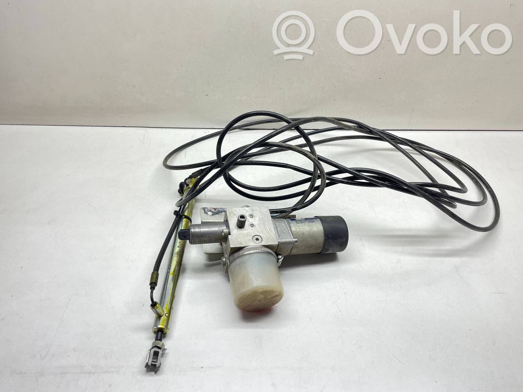 BMW 7 E65 E66 Aizmugurējā pārsega pievilcējs 