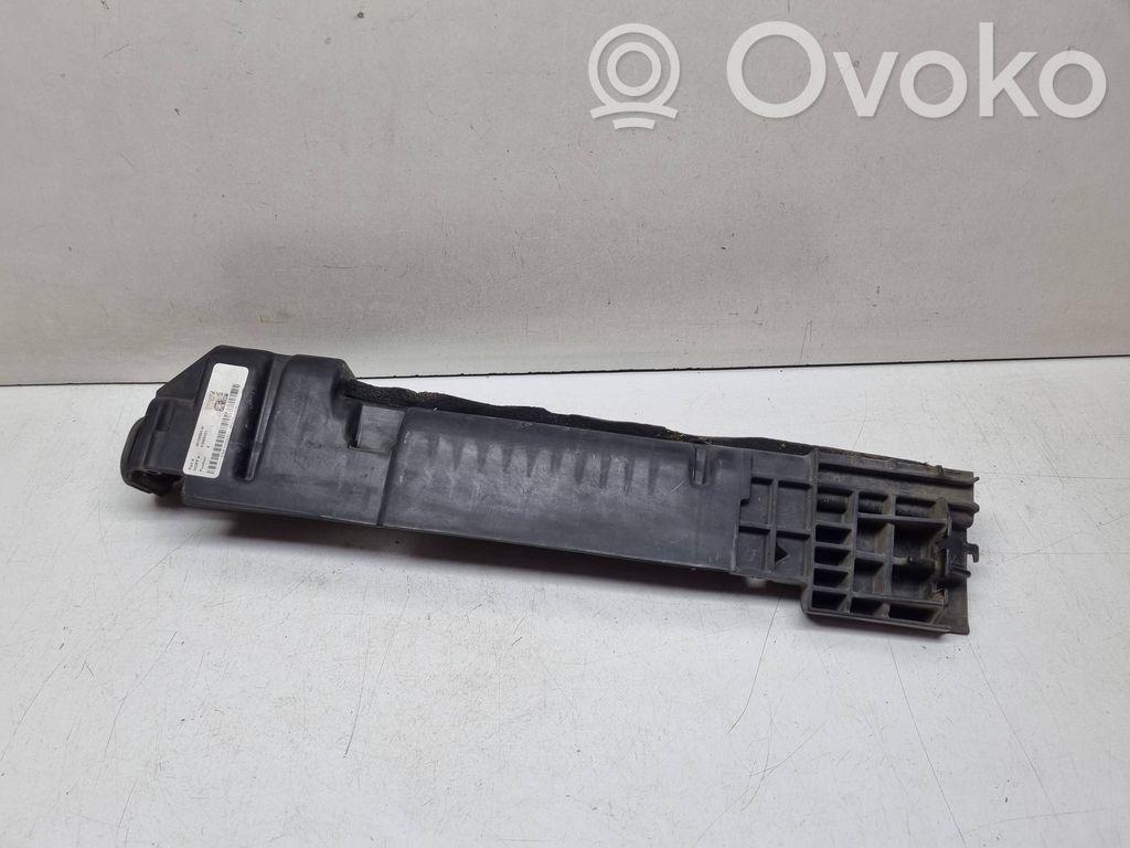 Boczny panel mocowania chłodnicy   63088401
