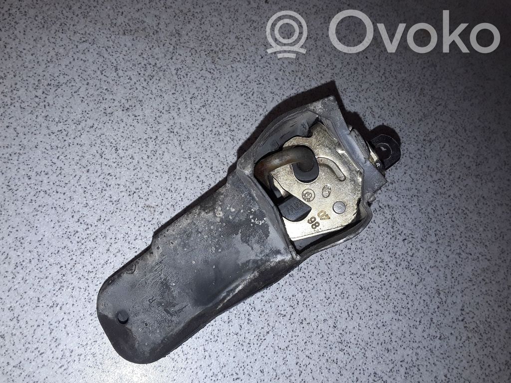BMW 5 E39 Takaoven pidätin 