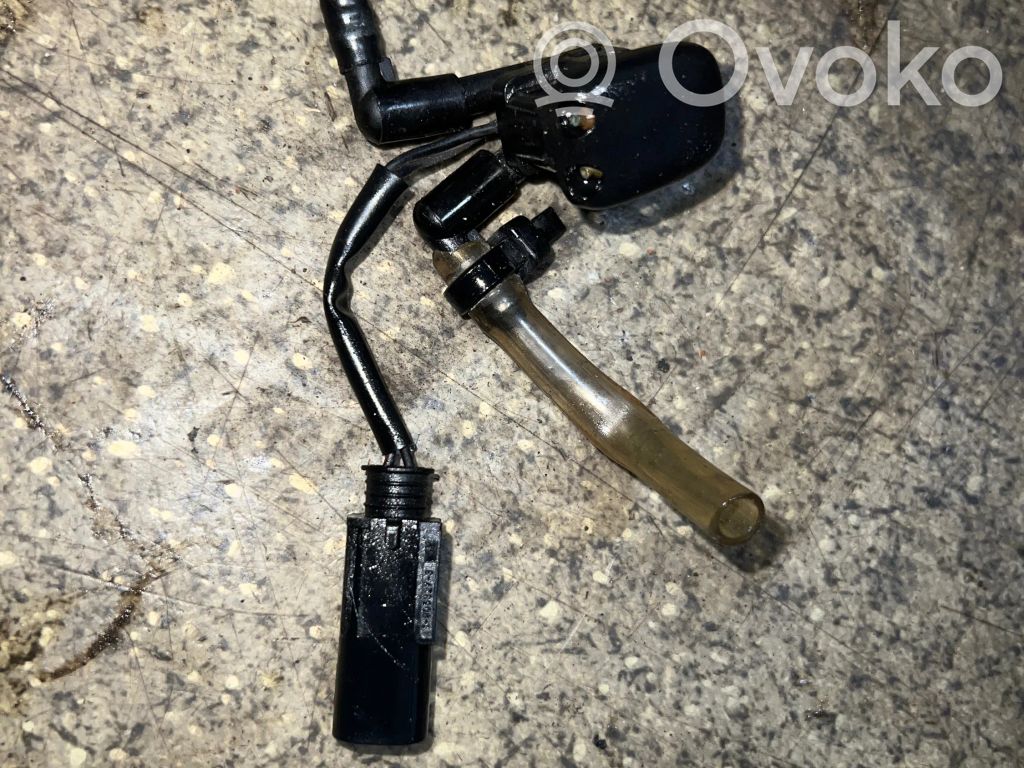 BMW 5 E39 Windshield washer spray nozzle 