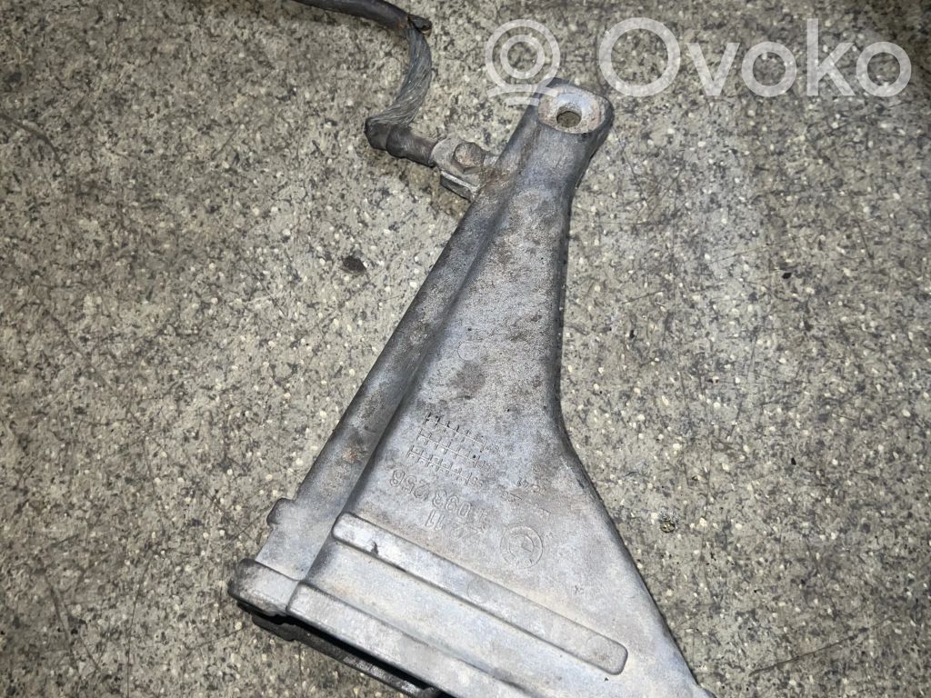 Engine mounting bracket   1093256