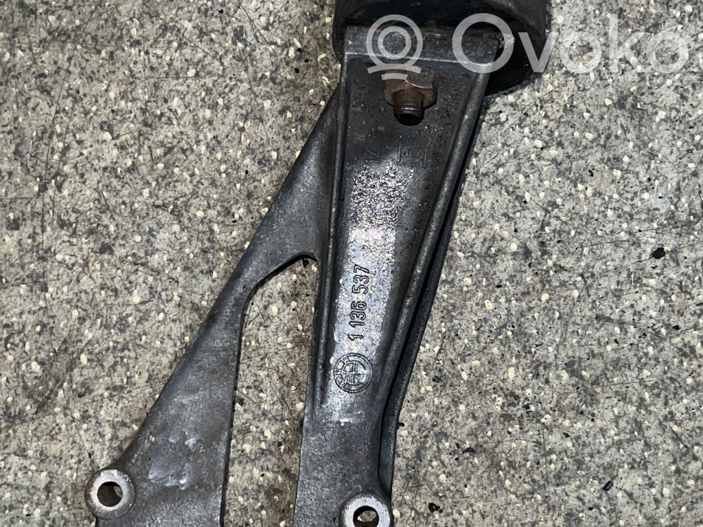 BMW 5 E34 Engine mounting bracket 