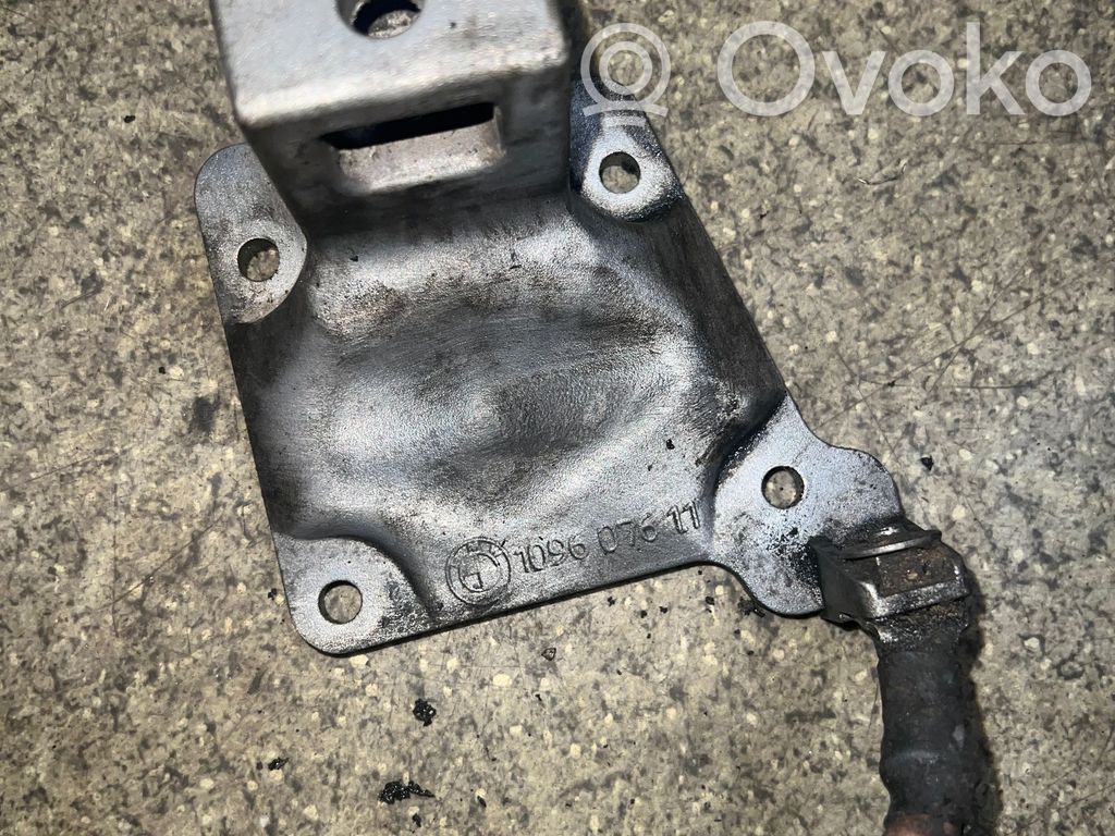 BMW 5 E39 Engine mounting bracket 
