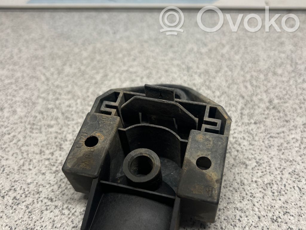 Radiator mount bracket   1723339