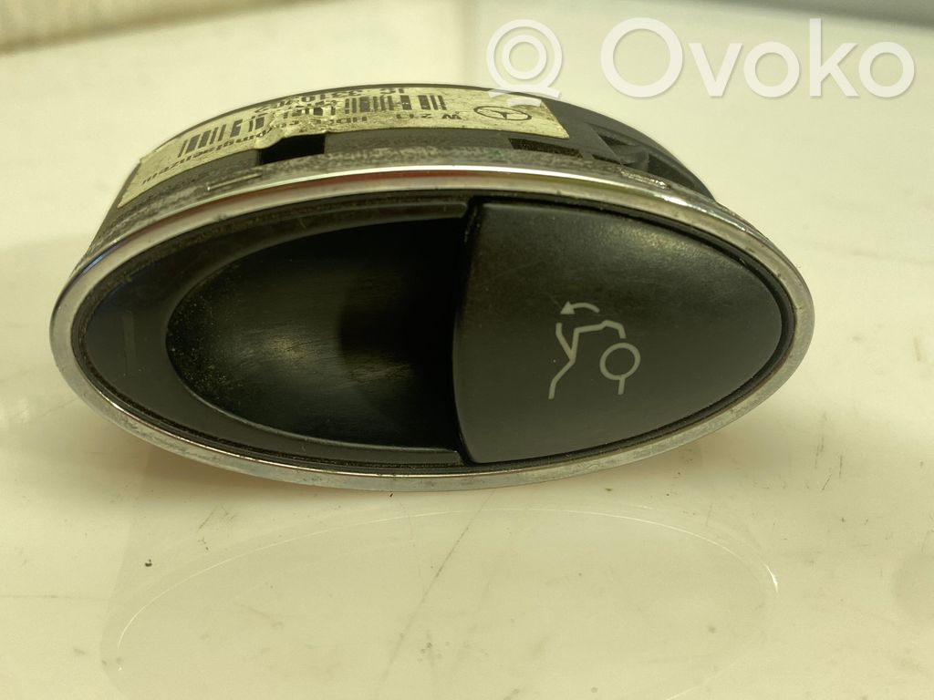 Mercedes-Benz E W211 Tailgate opening switch 