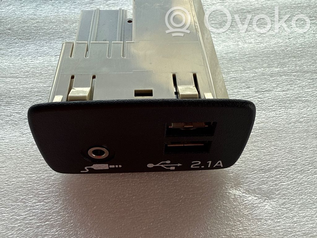 Subaru Forester SK USB savienotājs 