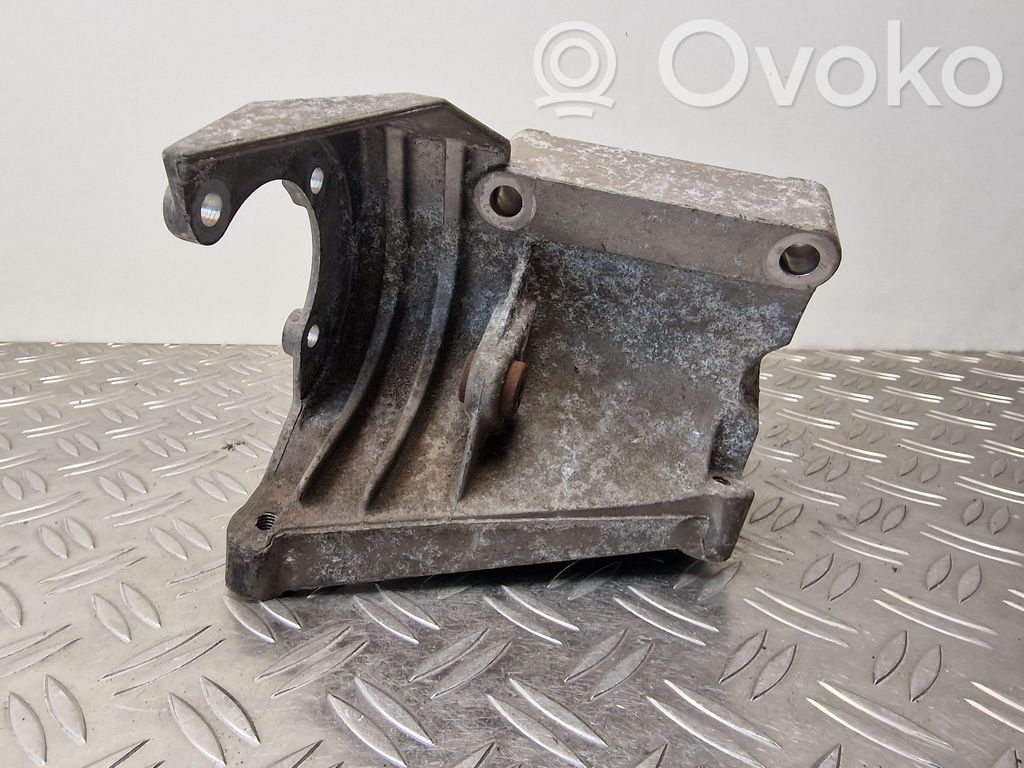 Audi A8 S8 D3 4E Engine mounting bracket 