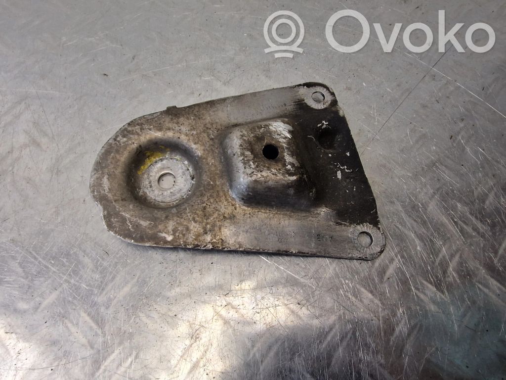 Engine mounting bracket   8D0399541