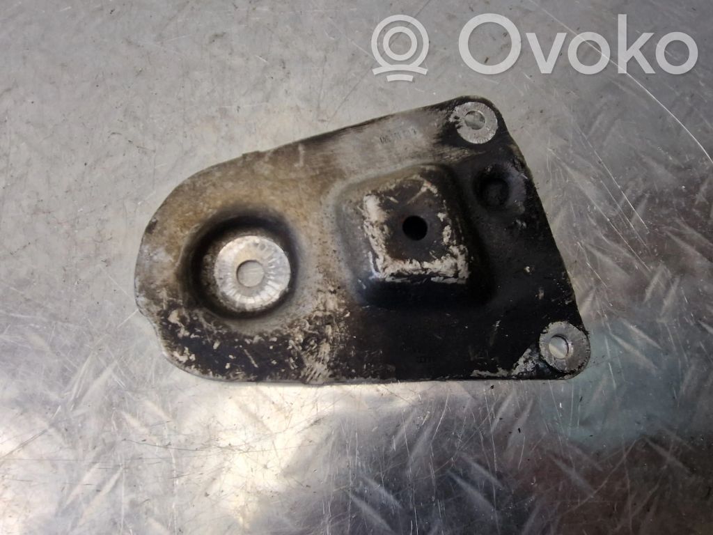 Audi A4 S4 B5 8D Engine mounting bracket 