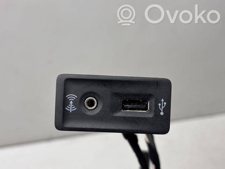 Volkswagen PASSAT B8 Gniazdo / Złącze USB 