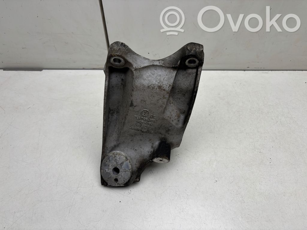 Audi Q7 4L Engine mounting bracket 