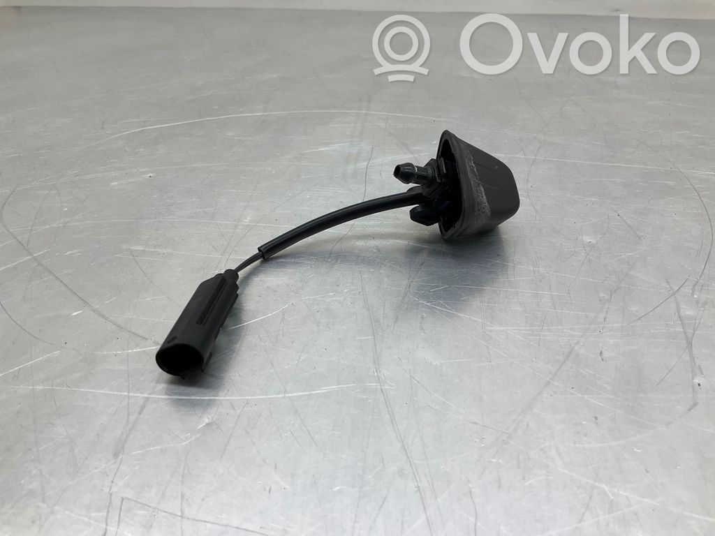 Windshield washer spray nozzle   8365385