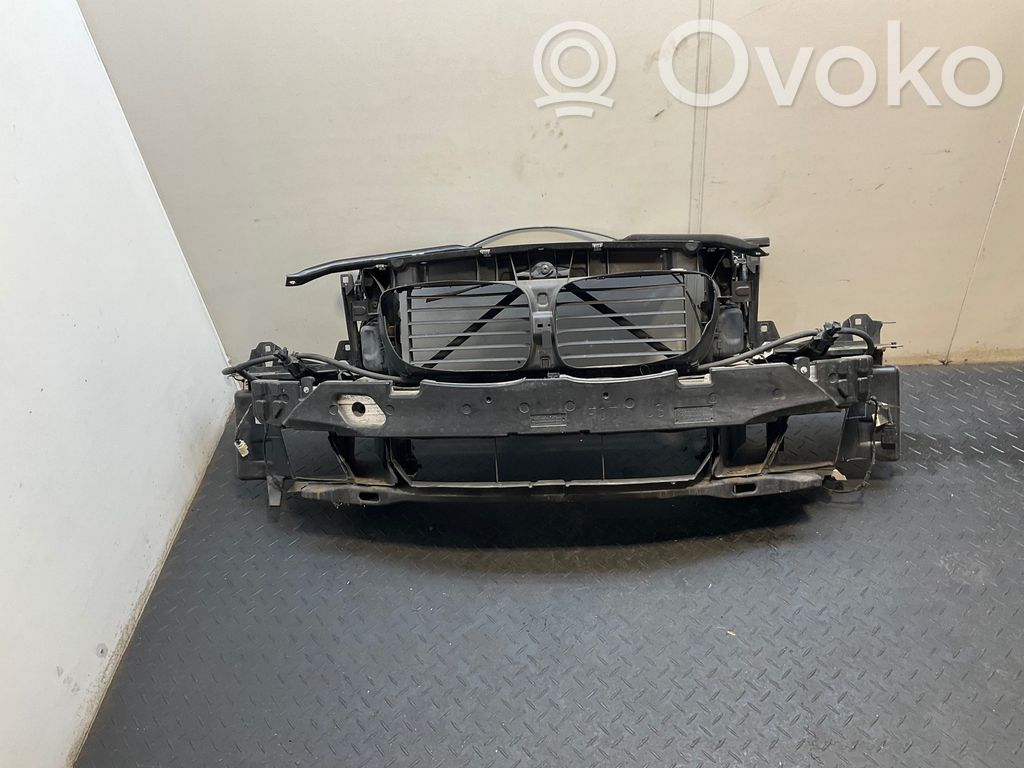 BMW 5 GT F07 Radiatorių panelė 