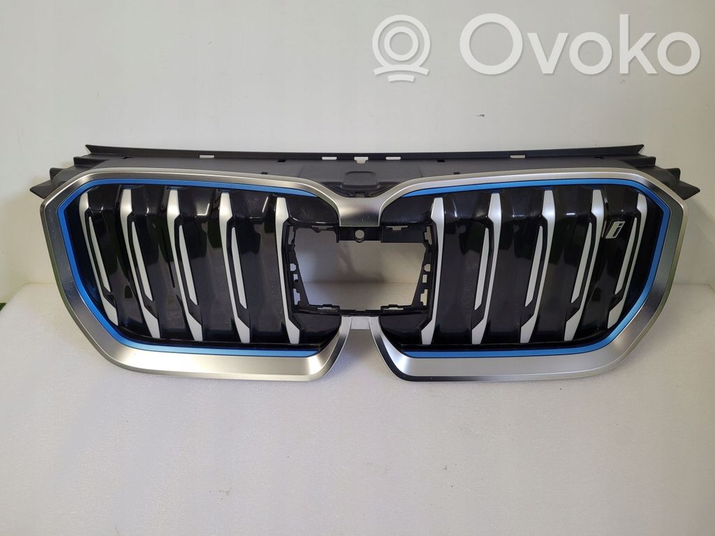 BMW X1 U11 Etupuskurin ylempi jäähdytinsäleikkö 