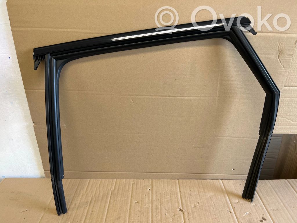 Audi A4 S4 B9 Listwa / Uszczelka szyby drzwi tylnych 