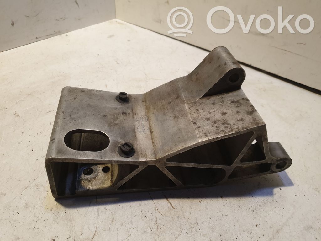 Volvo S60 Engine mounting bracket 