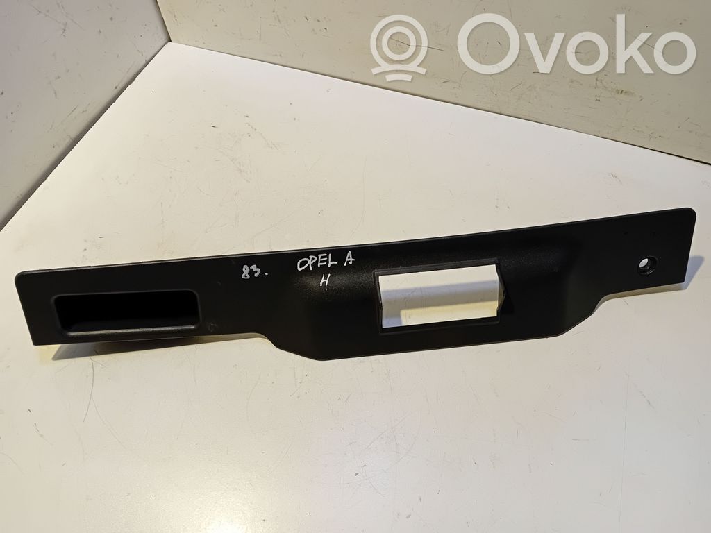Opel Astra H Osłona rygla zamka klapy tylnej 