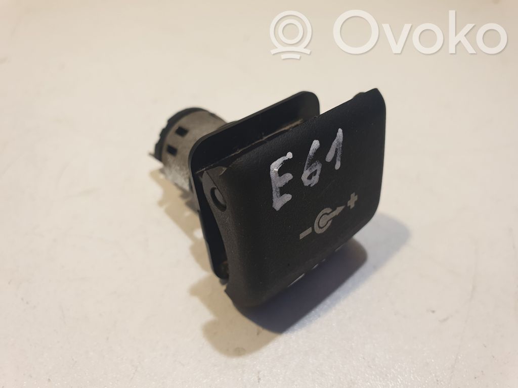 Enchufe de 12V (trasero)   6904008