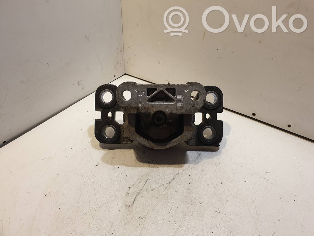 Volvo V70 Engine mount bracket 