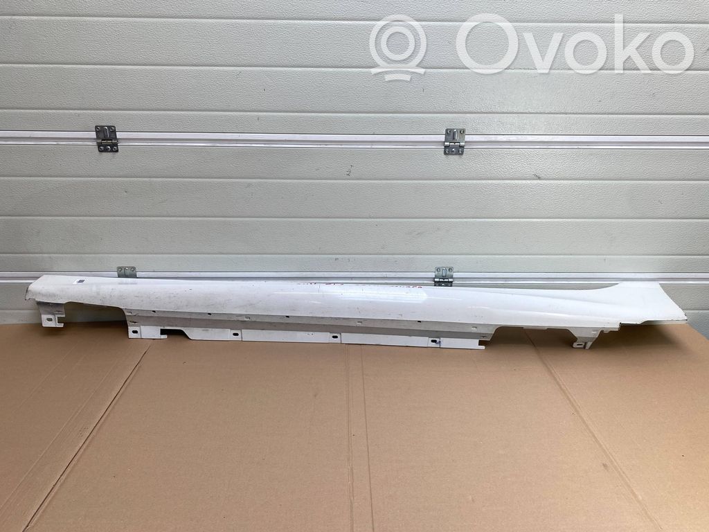 BMW 2 F46 Moldura del faldón lateral 
