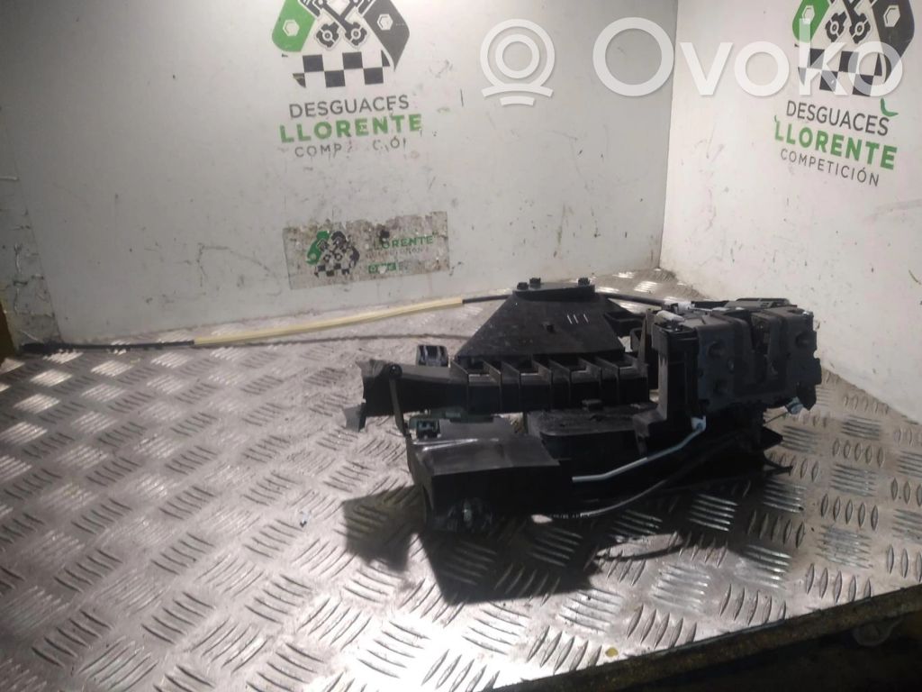 Ford Focus Priekšpusē slēdzene 