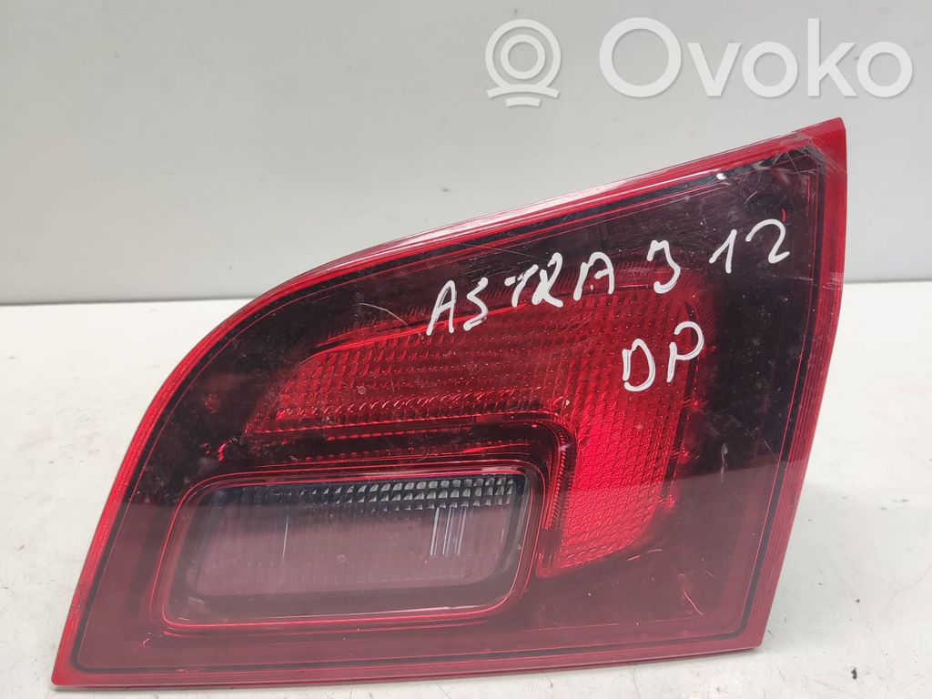 Opel Astra J Aizmugurējais lukturis pārsegā 