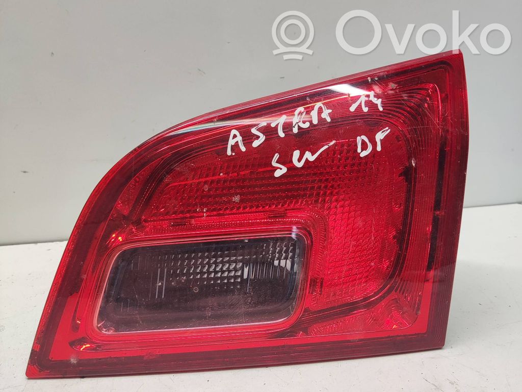 Opel Astra J Aizmugurējais lukturis pārsegā 