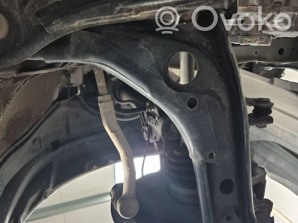 Toyota Yaris Wahacz przedni 