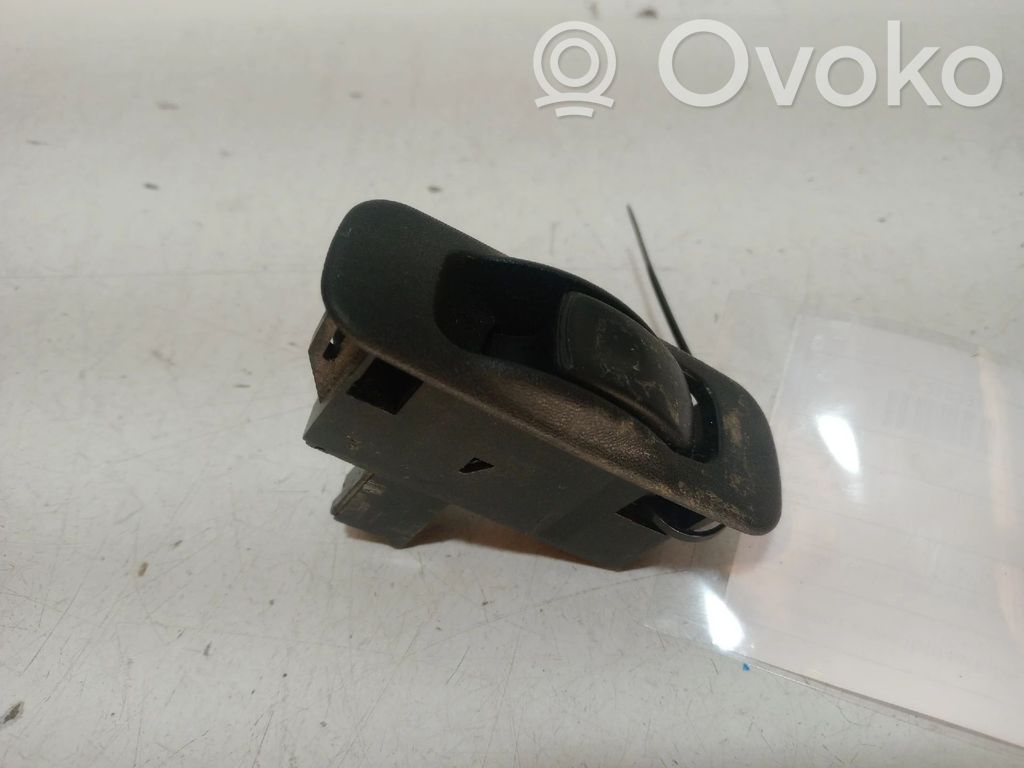 Electric window control switch   MR740601